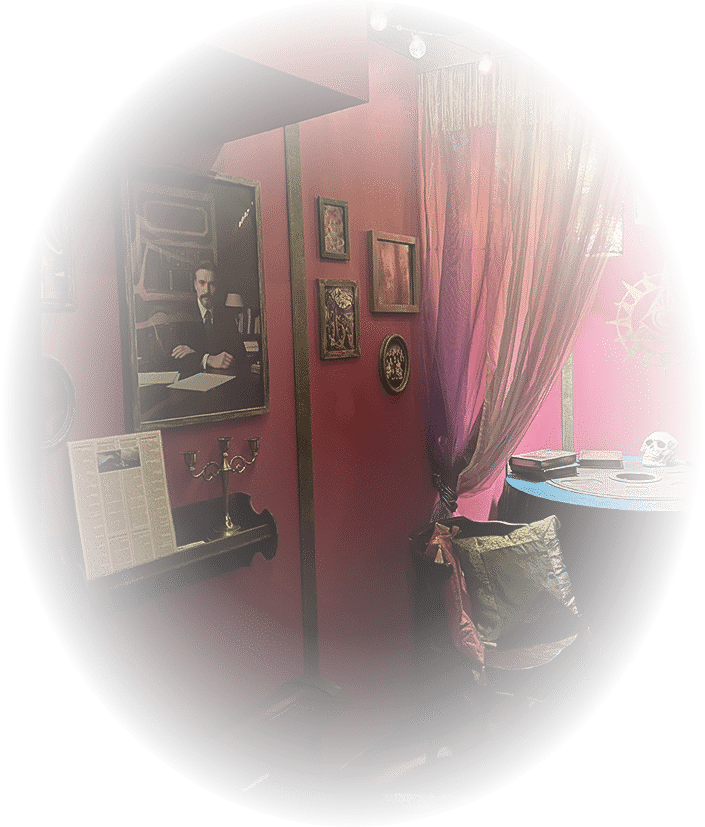 Cette photo montre l'intérieur de la salle d'escape game Dreamland. On y voit un mur sur lequel sont accrochés des portraits. 